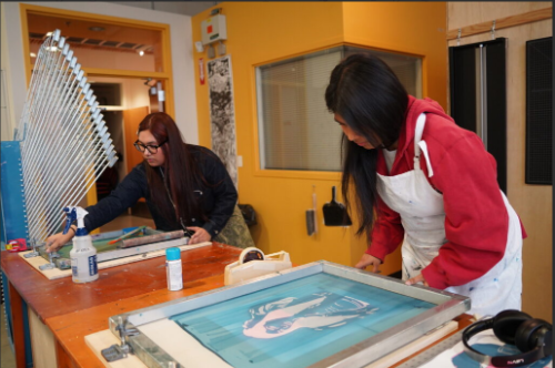 Students creating serigraph prints in Printmaking (ART224)