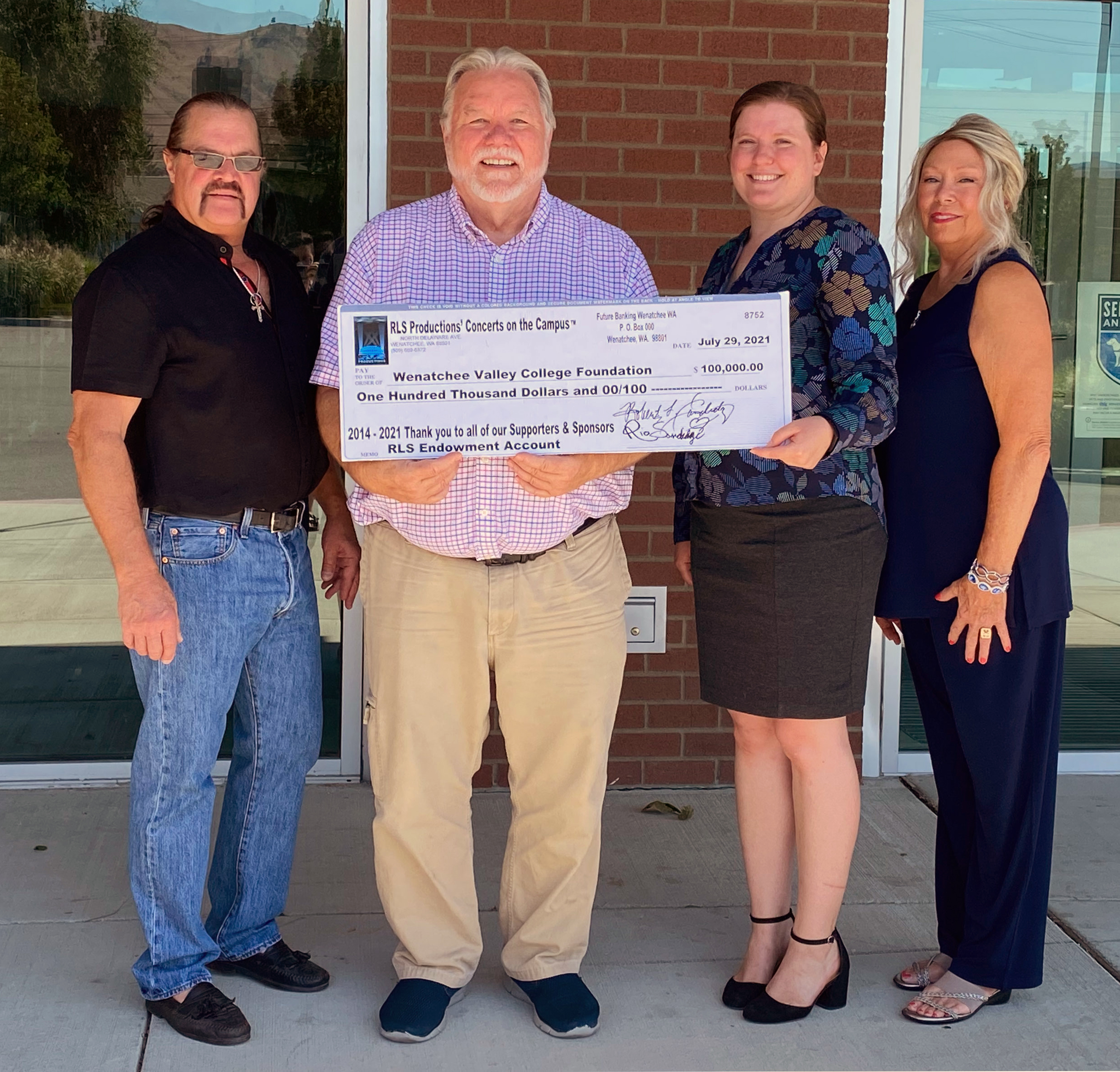 Robert Sandidge, Jim Richardson, Rachel Evey and Rio Sandidge holding an oversized check