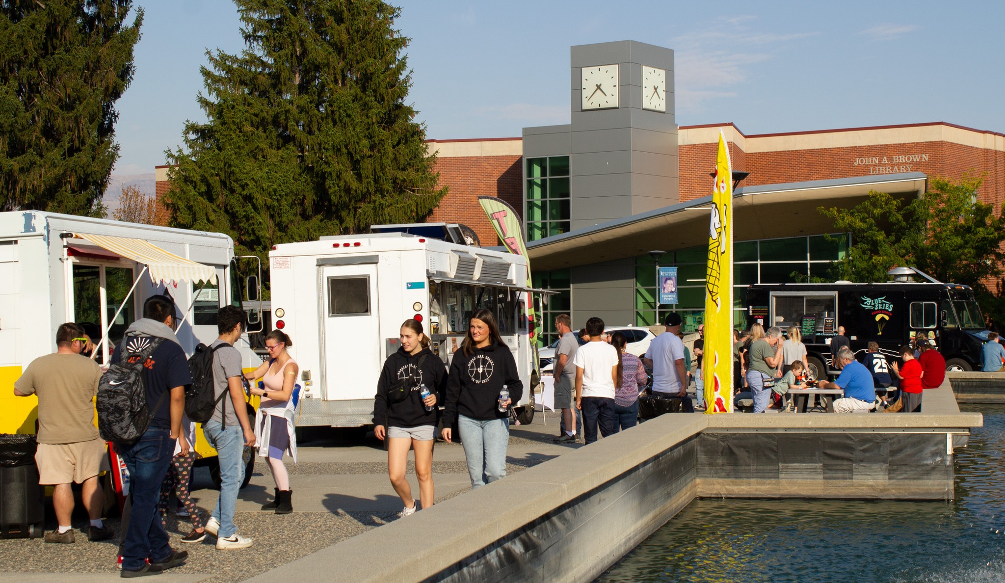 Food Truck Knight Crowd